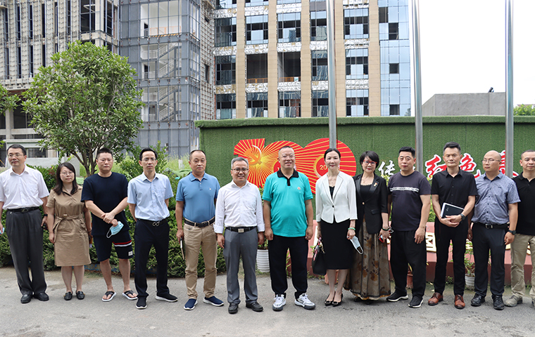 中共长沙市雨花区委副书记郭四军一行莅临绿之韵中心开展“纾困暖企”调研走访活动